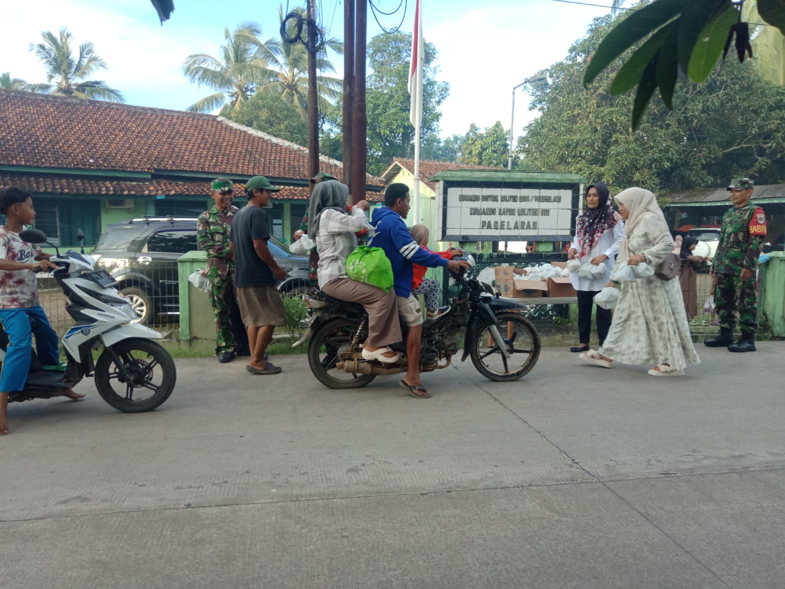 Anggota Koramil 0111/Pagelaran Bersama Persit KCK Ranting 12 Berbagi Takjil