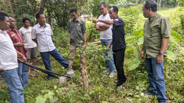 Ketua dan Anggota DPRD Sumba Tengah Waktu Libur Tinjau Proyek Sumur Bor Mangkrak di Desa Manurara dan Desa Tanamodu