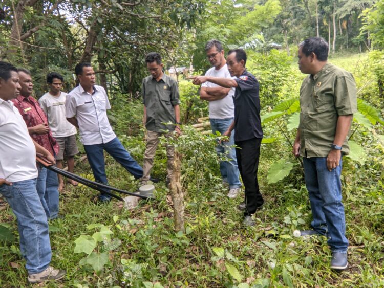 Ketua dan Anggota DPRD Sumba Tengah Waktu Libur Tinjau Proyek Sumur Bor Mangkrak di Desa Manurara dan Desa Tanamodu