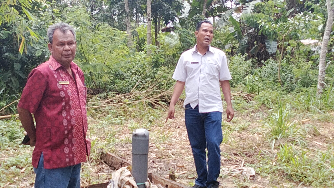Ketua dan Anggota DPRD Sumba Tengah Waktu Libur Tinjau Proyek Sumur Bor Mangkrak di Desa Manurara dan Desa Tanamodu