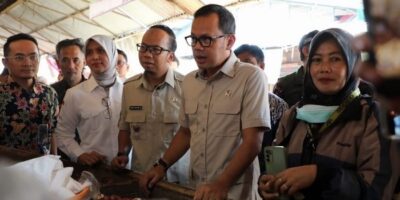 Wakil Menteri Dalam Negeri dan Wali Kota Tasikmalaya Cek Harga Pasar Menjelang Lebaran 2025