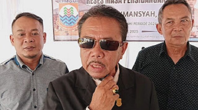 Tak Kenal Lelah, H. Asep Rukmansyah Tetap Reses Meski Gunakan Alat Bantu Suara
