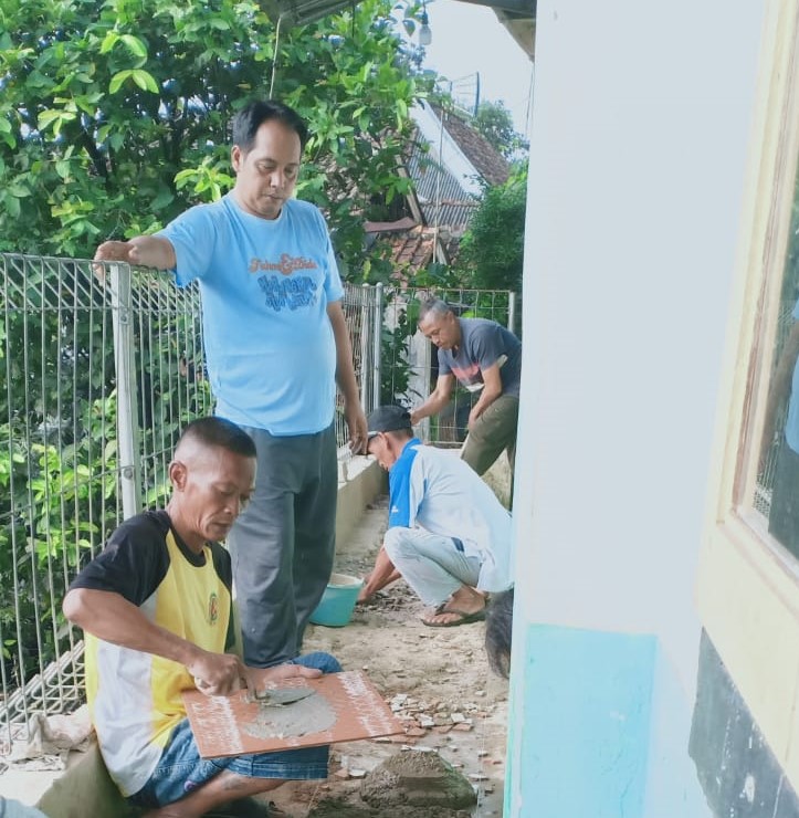 "Semangat Jumsih Warga RW 14 Ciaul Pangkalan: Bersatu dalam Aksi 15 Menit yang Berdampak!"