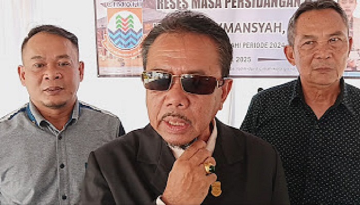 Tak Kenal Lelah, H. Asep Rukmansyah Tetap Reses Meski Gunakan Alat Bantu Suara