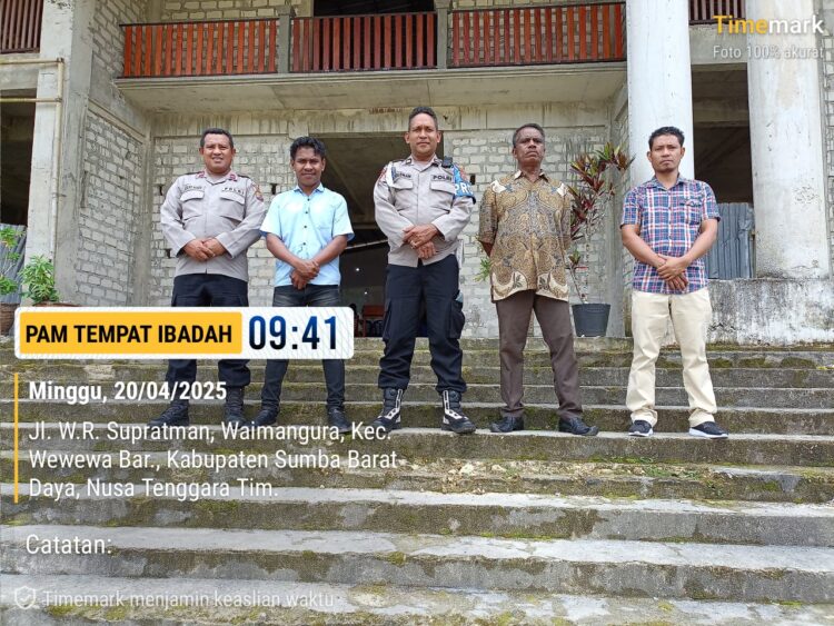 Personil Anggota Polsek Wewewa Barat Melaksanakan Pengamanan Ibadah Paskah di Gereja GKS Waimangura Personil Anggota Polsek Wewewa Barat Melaksanakan Pengamanan Ibadah Paskah di Gereja GKS Waimangura