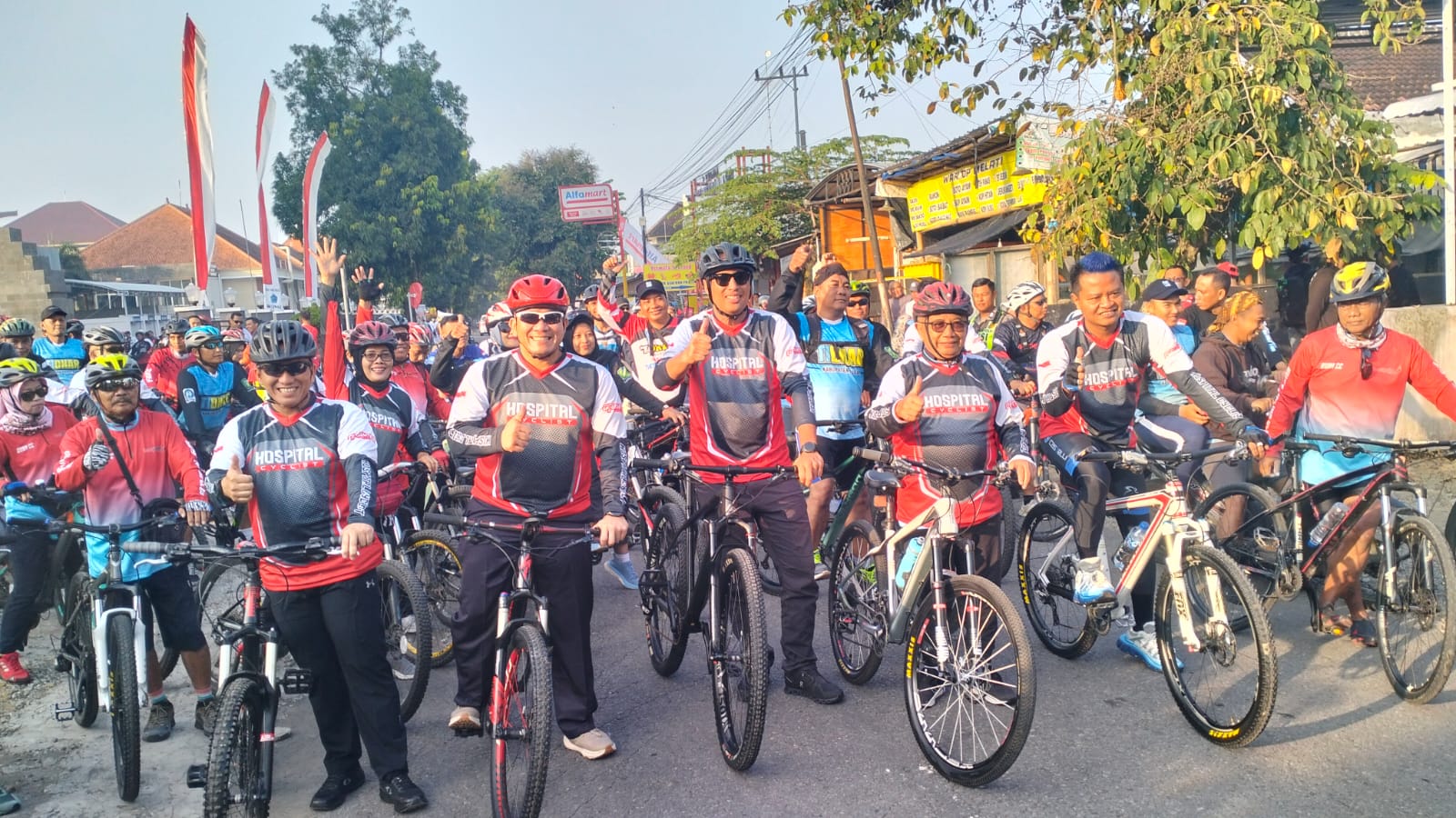 Semarak HUT ke-41 RSUD Ngudi Waluyo Wlingi, Bupati dan Wabup Blitar Gowes Bareng Masyarakat