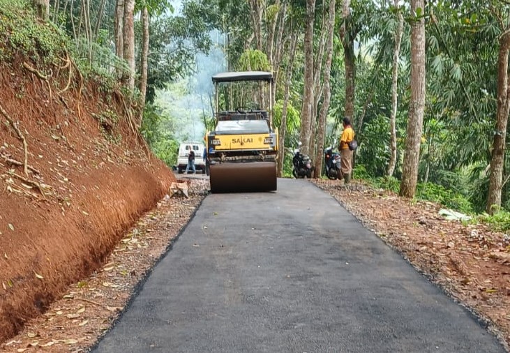 Pemdes Banjarangsana Realisasikan Pembangunan Jalan Semi Hotmix di Dusun Ununeun