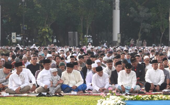 Gubernur Dedi Mulyadi Salat Idulfitri Bersama Ribuan Warga di Bandung 