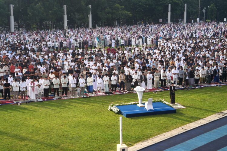 Gubernur Dedi Mulyadi Salat Idulfitri Bersama Ribuan Warga di Bandung