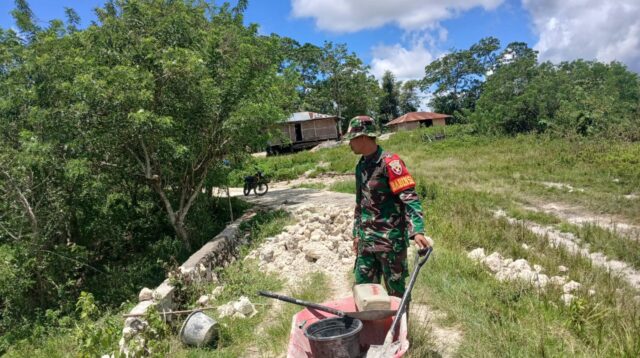 Babinsa Sertu Amos Monitoring Proyek Pembangunan Jalan Rabat Di Desa Praibakul