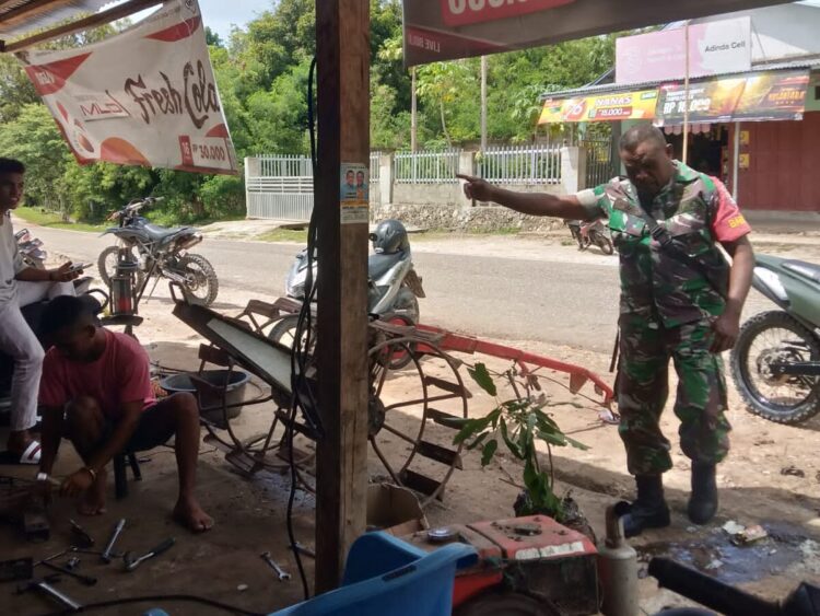 Berikan Semangat Dan Motivasi, Babinsa Pahunga Lodu Komsos Dengan Pemilik Bengkel Motor Berikan Semangat Dan Motivasi, Babinsa Pahunga Lodu Komsos Dengan Pemilik Bengkel Motor