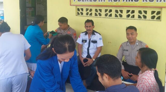 Stikes Nusantara Bantu Pospol Oesapa Lakukan Tensi Gratis
