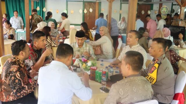 Momen Idul Fitri 1446 H, Kapolres Belu Bersama Ketua Bhayangkari dan Pejabat Utama Gelar Silaturahmi ke Kodim 1605