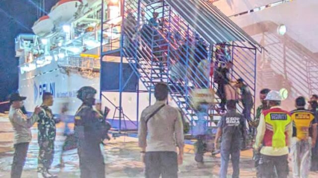 Personel Pos Terpadu Pelabuhan Bima Amankan Arus Balik Penumpang KM Binaya
