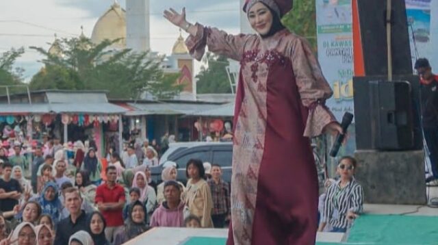 Event Semarak Idul Fitri, Lisda Hendrajoni Tampil Menggunakan Busana Design Pelajar SMKN 1 Ranah Pesisir Pessel sergap.co.id -- Ketua TP-PKK Pesisir Selatan Lisda Hendrajoni, tampil memukau dengan balutan busana baju kurung pada Event Semarak Langkisau, di Panggung utama, Kawasan Wisata Pantai Carocok Painan. Sejumlah pengunjung yang hadir, terpukau dengan busana yang dikenakan Lisda Hendrajoni pasalnya, istri Bupati Pesisir Selatan terlihat anggun dengan balutan busana Batik Lumpo yang khas dari Kabupaten Pesisir Selatan tersebut. Siapa yang menyangka, busana yang dikenakan oleh Anggota DPR RI tersebut merupakan karya dari salah seorang siswi SMK Negeri 1 Ranah Pesisir. “Jadi ini designernya adalah lah anak kita namanya Sri Aprisilia yang merupakan siswi dari SMK 1 Ranah Pesisir, menggunakan bahan kain Batik Lumpo. Alhamdulillah ternyata, anak-anak kita di Pesisir Selatan ini juga ada yang memiliki bakat pada bidang design pakaian. Hasilnya pun bisa kita lihat bersama, dan ini bisa bersaing di pasaran,” ujar Lisda. Guna kembali mempromosikan UMKM seperti kain batik dan sulaman serta pakaian khas Pesisir Selatan, Lisda yang juga Ketua Dekrnasda Pessel tersebut melakukan inovasi dengan melibatkan para pelajar di Pesisir Selatan. “Beberapa waktu lalu, Bunda menyerahkan sejumlah bahan kain batik kepada para pelajar di SMK Negeri 1 Ranah Pesisir. Nah alhamdulillah, yang saat ini bunda kenakan merupakan salah satu design yang terbaik. Ini bagian dari ajang promosi untuk mengangkat kembali kerajinan kain khas dari Pesisir Selatan, sekaligu mengasah potensi dari anak nagari kita,” jelas Lisda. Penampilan Lisda Hendrajoni pada Event Sumarak Idul Fitri di pentas utama Pantai Carocok Painan, berhasil memukau para pengunjung dan wisatawan di Destinasi Wisata tersebut. Lisda yang tampil berduet dengan penyanyi Minang Andra Respati berhasil mencuri perhatian pada Event yang diselenggarakan oleh Dinas Pendidikan dan Kebudayaan Kabupaten Pesisir Selatan tersebut. (WH).