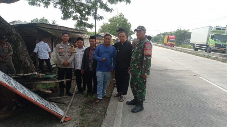 Kades dan Camat Sukasari Tertibkan Warung Remang-remang di Pantura, Diduga Tempat Prostitusi dan Obat Ilegal
