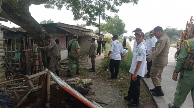Kades dan Camat Sukasari Tertibkan Warung Remang-remang di Pantura, Diduga Tempat Prostitusi dan Obat Ilegal