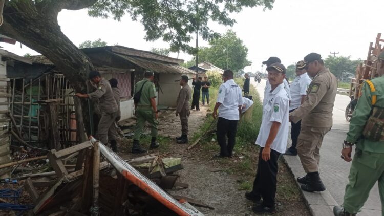 Kades dan Camat Sukasari Tertibkan Warung Remang-remang di Pantura, Diduga Tempat Prostitusi dan Obat Ilegal