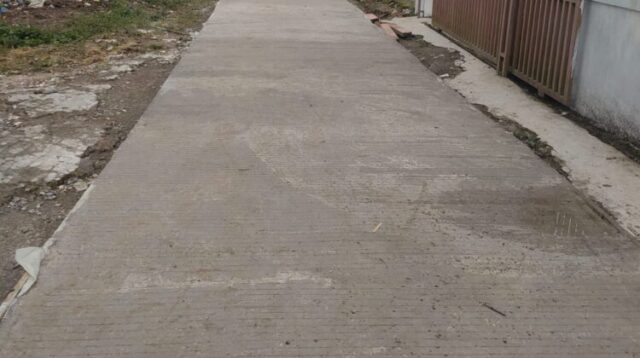 Pemerintah Desa Sinar Jaya Bangun Jalan Rabat Beton di Kampung Kadu Pandak
