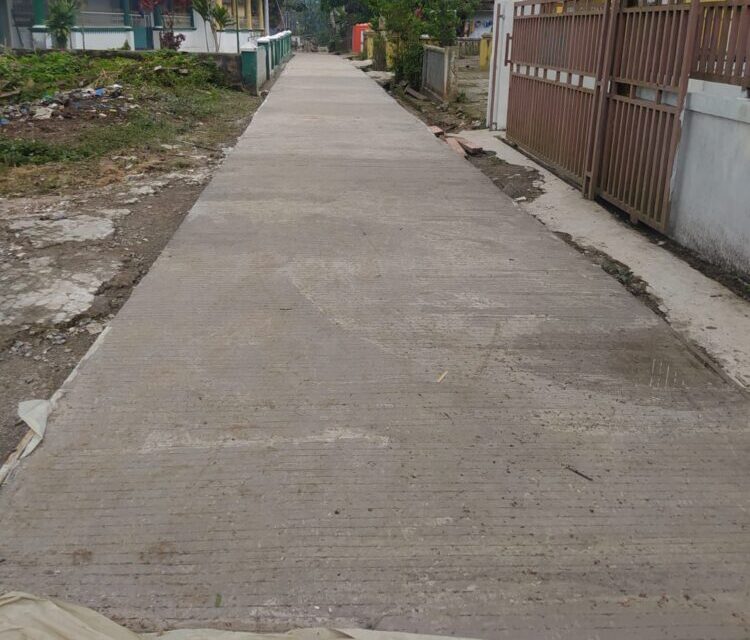Pemerintah Desa Sinar Jaya Bangun Jalan Rabat Beton di Kampung Kadu Pandak