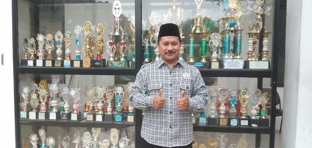 Refleksi Di HUT 10 Tahun SMP IT Hayatan Thayyibah Kota Sukabumi Bersama Kepsek Sutrisno, M.Pd., M.Ak
