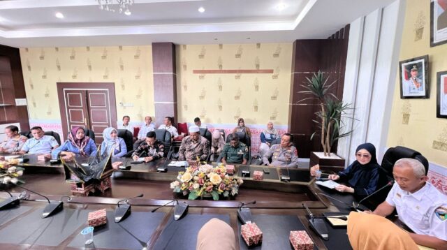 Ketua TP-PKK Pessel Lisda Hendrajoni Pimpin Rapat Persiapan Dakwah Wisata di Ruang Rapat Kantor Bupati