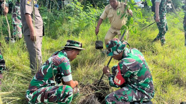 Danramil 1601-05/Waingapu Beserta Anggota Melaksanakan Penghijauan Di Lahan Kantor Kecamatan Kambera