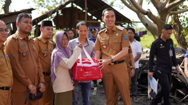 Bupati Muchendi Serahkan Santunan Korban Kebakaran Desa Celikah