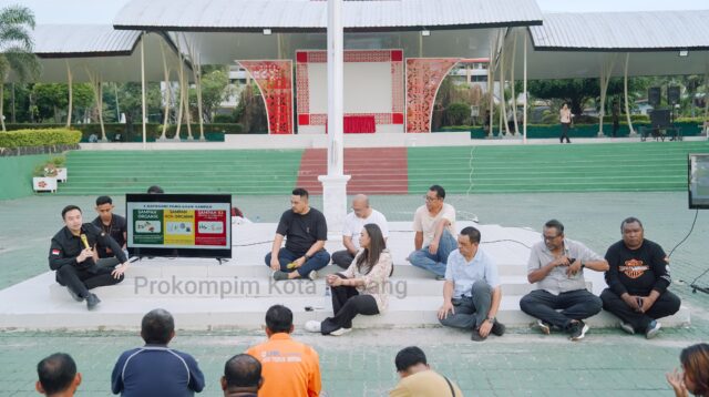 Wali Kota dan Wakil Wali Kota Duduk Lesehan Bersama Petugas Kebersihan, Bahas Solusi Baru Pengelolaan Sampah