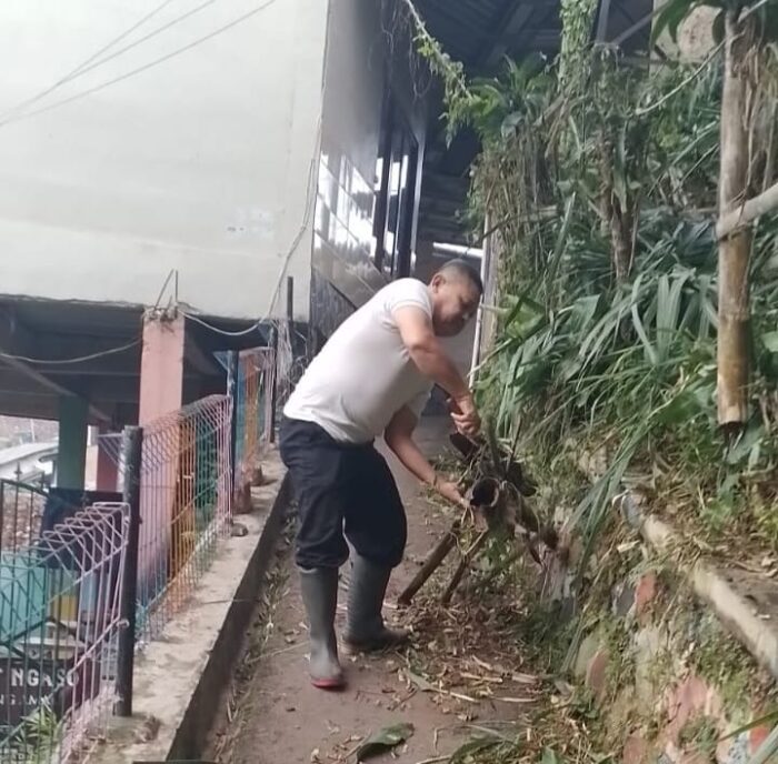 "Semangat Jumsih Warga RW 14 Ciaul Pangkalan: Bersatu dalam Aksi 15 Menit yang Berdampak!" "Semangat Jumsih Warga RW 14 Ciaul Pangkalan: Bersatu dalam Aksi 15 Menit yang Berdampak!"