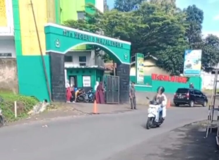 PPDB Tahun Ajaran 2025: Biaya Pembelian Materai Dibebankan ke Calon Siswa, Padahal Harusnya Di Masukan Dalam Alokasi Anggaran PPDB PPDB Tahun Ajaran 2025: Biaya Pembelian Materai Dibebankan ke Calon Siswa, Padahal Harusnya Di Masukan Dalam Alokasi Anggaran PPDB