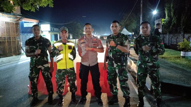 Personel Kodim 1601/Sumba Timur Bersinergi Laksanakan Pengamanan Malam Paskah di Gereja-Gereja