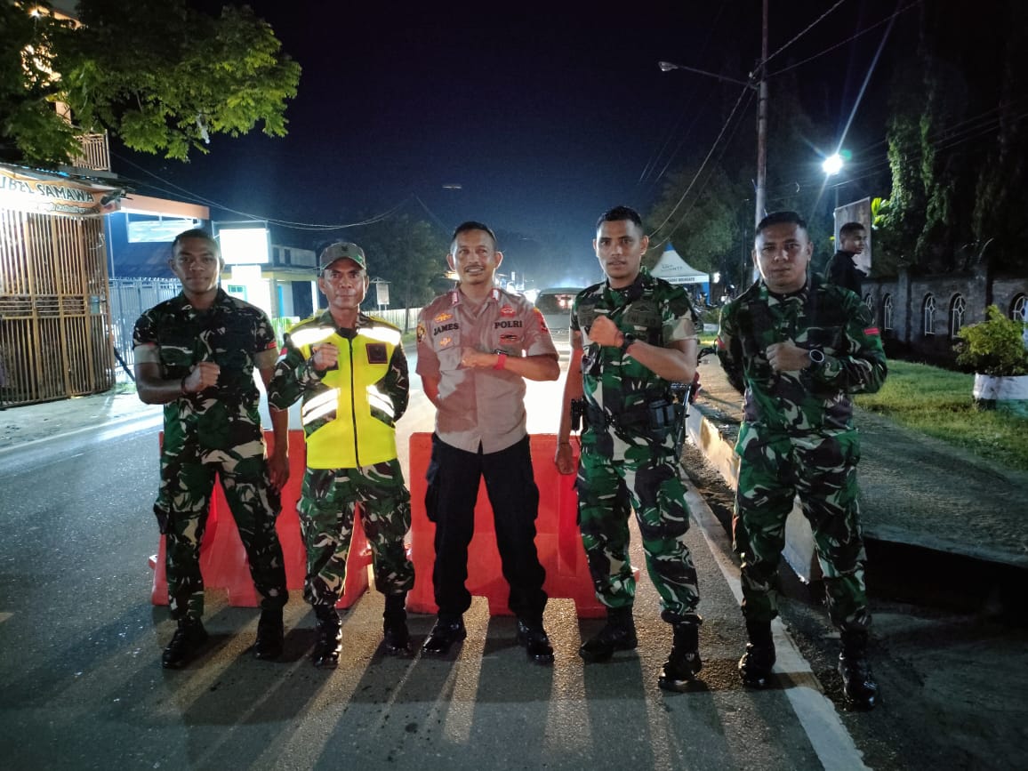 Personel Kodim 1601/Sumba Timur Bersinergi Laksanakan Pengamanan Malam Paskah di Gereja-Gereja Personel Kodim 1601/Sumba Timur Bersinergi Laksanakan Pengamanan Malam Paskah di Gereja-Gereja
