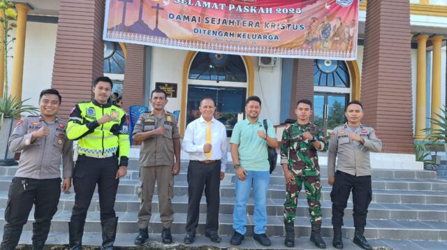 Personel Kodim 1601/Sumba Timur Bantu Pengamanan Ibadah Umat Kristiani Saat Beribadah Hari Paskah