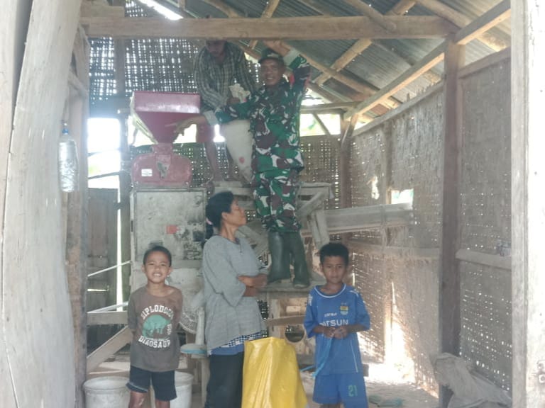 Babinsa Koramil 01/Loli Sambangi Tempat Penggilingan Padi