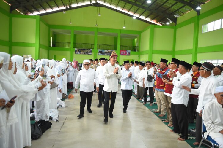 495 Calon Jema'ah Haji OKI Ikut Manasik, Bupati Muchendi Minta Doa untuk Kemajuan Daerah 495 Calon Jema'ah Haji OKI Ikut Manasik, Bupati Muchendi Minta Doa untuk Kemajuan Daerah