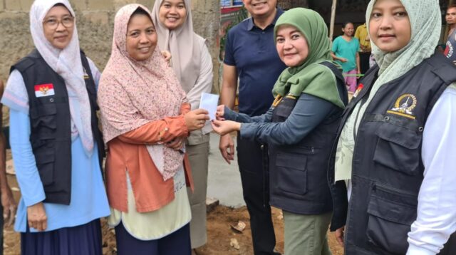 Dekot Pancoran dan LMK Pengadegan Serahkan Bantuan Untuk STBM di RW 01 Pengadegan
