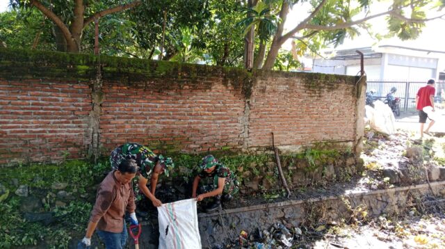 Koramil 1608-01/Rasanae Bersama Warga, Bersihkan Sungai Kali Romo