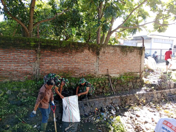 Koramil 1608-01/Rasanae Bersama Warga, Bersihkan Sungai Kali Romo Koramil 1608-01/Rasanae Bersama Warga, Bersihkan Sungai Kali Romo