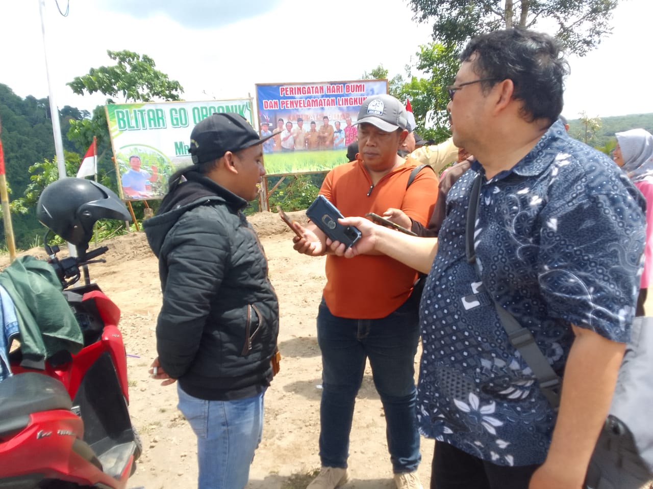 Pemerintah Desa dan Pokmas Desa Gadungan Peringati Hari Bumi dengan Swadaya Murni Tanam Pohon Alpukat dan Durian