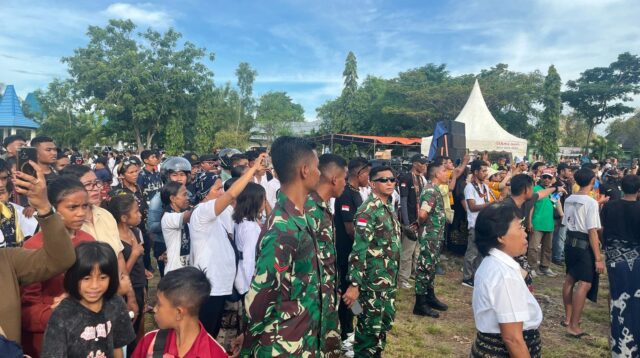 Perarakan Jalan Salib,Personil Kodim 1601/Sumba Timur Bersinergi Lakukan Pengamanan Dan Pengawalan