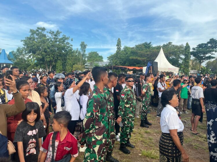 Perarakan Jalan Salib,Personil Kodim 1601/Sumba Timur Bersinergi Lakukan Pengamanan Dan Pengawalan