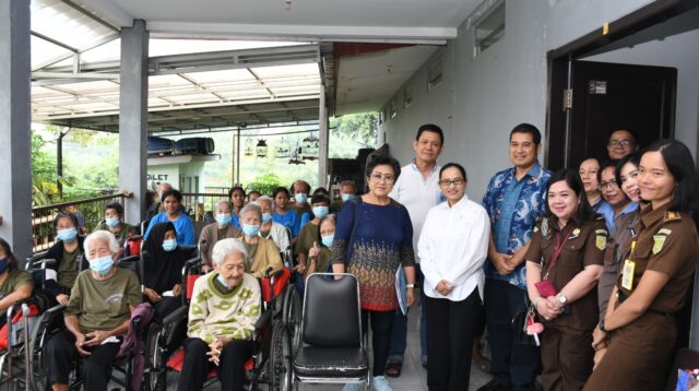 Kajati Jabar Gelar Bakti Sosial Di Rumah Pemulihan Permata Noah Cimahi Dan Yayasan Bala Keselamatan Bandung