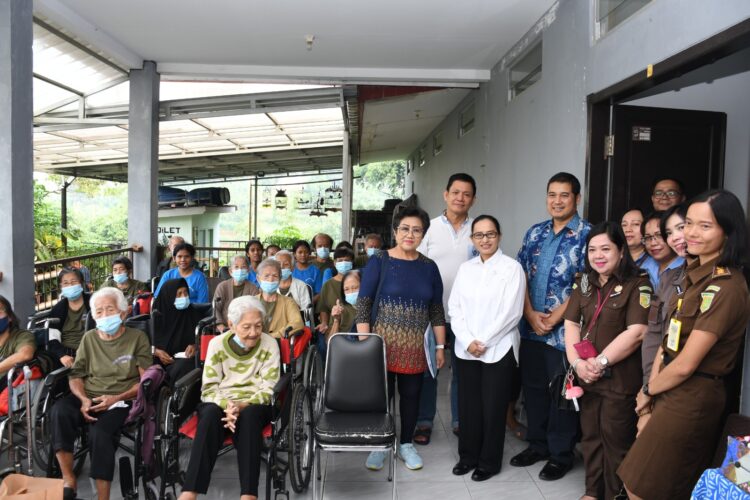 Kajati Jabar Gelar Bakti Sosial Di Rumah Pemulihan Permata Noah Cimahi Dan Yayasan Bala Keselamatan Bandung Kajati Jabar Gelar Bakti Sosial Di Rumah Pemulihan Permata Noah Cimahi Dan Yayasan Bala Keselamatan Bandung