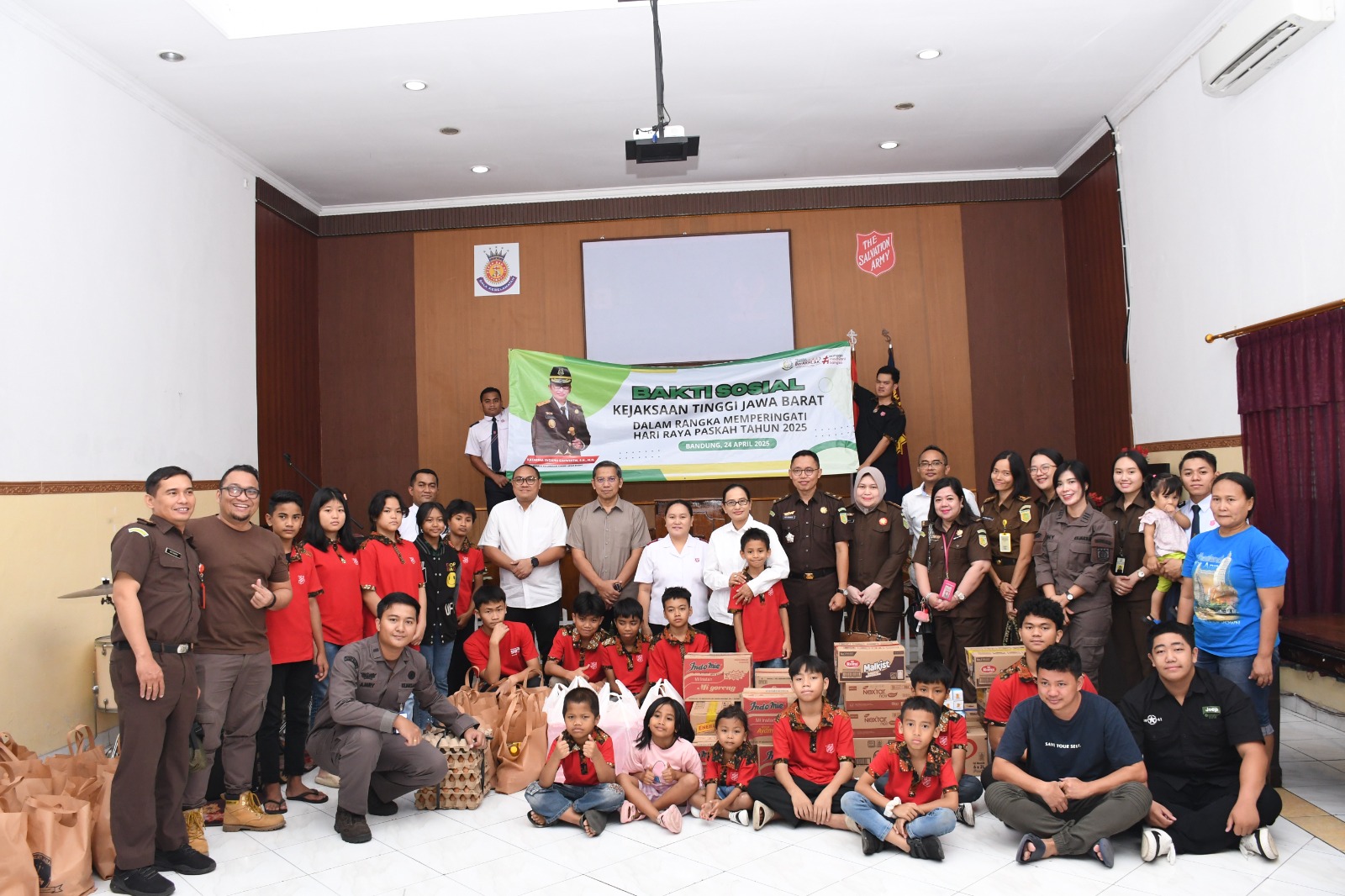 Kajati Jabar Gelar Bakti Sosial Di Rumah Pemulihan Permata Noah Cimahi Dan Yayasan Bala Keselamatan Bandung