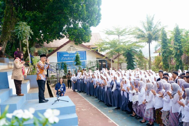 Wamendikdasmen Kunjungi SMAN 1 Padalarang: Semua Siswa Cerdas, Tinggal Bagaimana Sekolah Mengasahnya Wamendikdasmen Kunjungi SMAN 1 Padalarang: Semua Siswa Cerdas, Tinggal Bagaimana Sekolah Mengasahnya