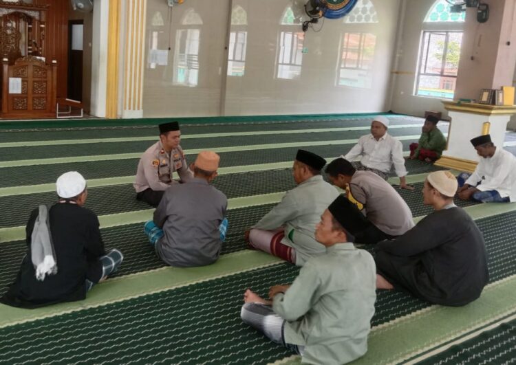 Respon Curhatan Masyarakat Kapolsek Kotabaru Gelar Jumat Curhat Bersama Warga Karangsalam