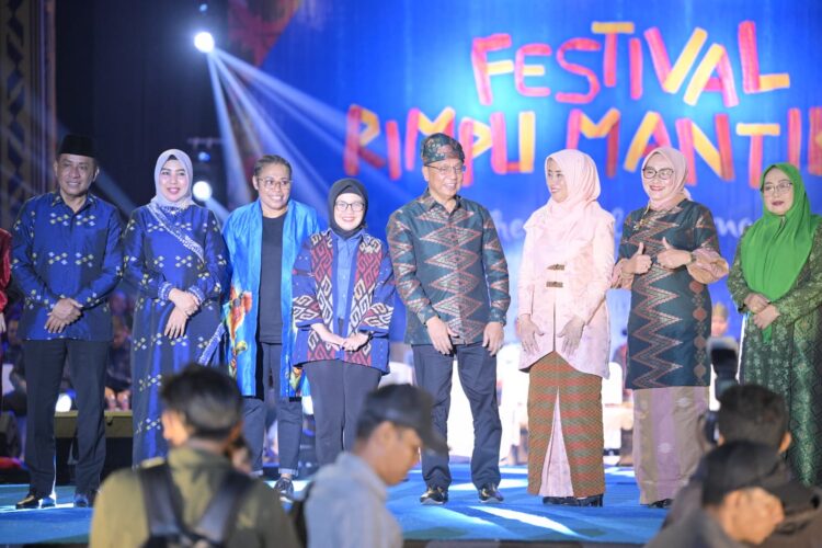 Bupati dan Wakil Bupati Bima Kompak Hadiri Gala Dinner Festival Rimpu Mantika Bupati dan Wakil Bupati Bima Kompak Hadiri Gala Dinner Festival Rimpu Mantika