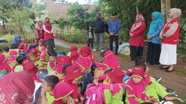 "Menanam Harapan, Merawat Bumi: Kolaborasi Junam Wujudkan Cisarua Lebih Hijau"