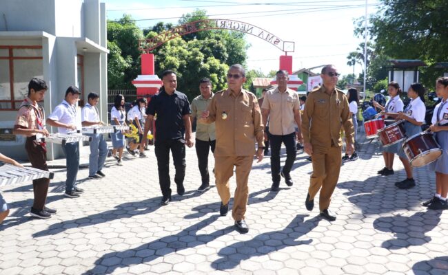 Gubernur Laka Lena Tinjau MBG di SMAN 7 Kupang: Anak-anak Antusias, Program Nasional Mulai Dijalankan